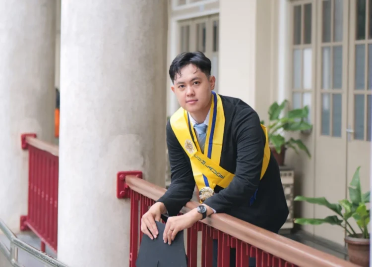 Cerita Wisudawan Termuda UGM Sulap Limbah Minyak Jelantah Jadi Bioavtur