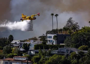 Momen Dramatis Pemadaman Kebakaran LA dari Udara