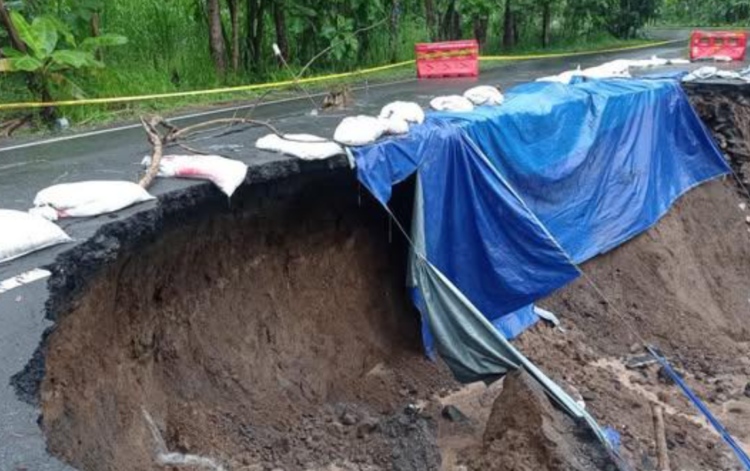 Jalan Sentolo-Nanggulan yang Putus Akibat Longsor Bakal Diperbaiki Mulai Februari 2025