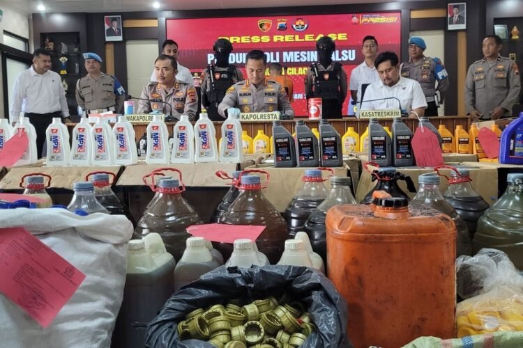 Polisi Bongkar Pabrik Oli Palsu di Cilacap