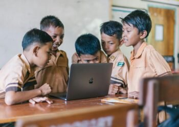 anak mengakses internet