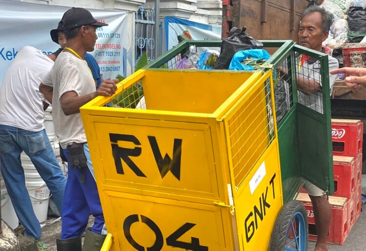 Jemput Bola Atasi Persoalan Sampah, Warga Gunungketur Operasikan 9 Gerobak Transporter