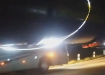 Truk pengangkut autoclave disenggol bus di Kebumen. [TikTok/@hardadd]