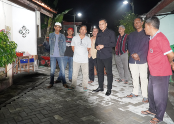 Ketua DPRD Sleman Gustan Ganda (pakaian hitam)