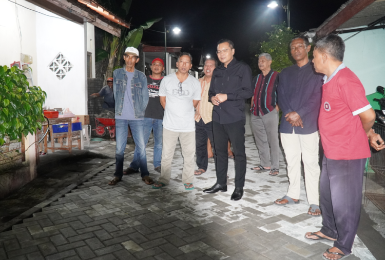 Ketua DPRD Sleman Gustan Ganda (pakaian hitam)