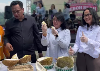 Pejabat pemerintah Kulon Progo buka acara Heboh Buah 2025 angkat durian lokal.