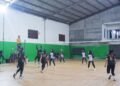 Laga bola voli persahabatan antara Sleman United U-17 vs Vosda Kebumen U-17 di GOR Baratan, Pakem, Sleman.