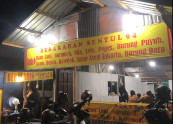 Warung seafood rekomendasi yang bisa kamu sambangi, satu diantaranya bernama Bebakaran Sentul 94