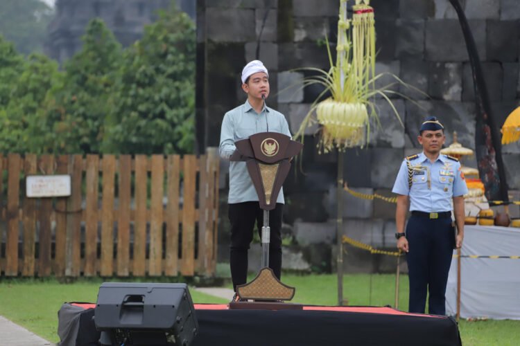 Wakil Presiden Gibran Rakabuming Raka memberi sambutan saat gelaran Tawur Agung Kesanga 2025 sebagai rangkaian Nyepi yang digelar di kompleks Candi Prambanan, Jumat (28/3/2025)