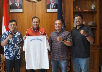 Ketua DPRD Sleman Y. Gustan Ganda berfoto bersama jajaran pimpinan media populi.id, Senin (17/3/2025). [Dok. populi.id]