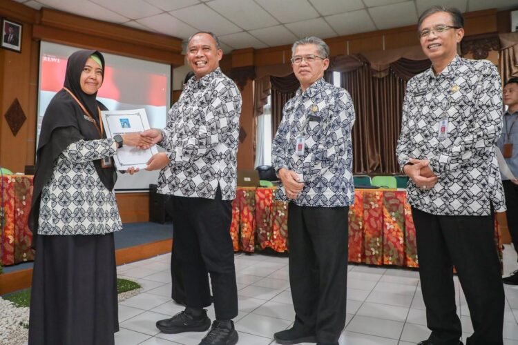 Bupati Sleman Harda Kiswaya menyerahkan SK kenaikan jabatan kepada perwakilan PNS