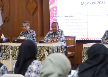 Bupati Sleman Harda Kiswaya memberikan arahan dalam Sosialisasi Anti Korupsi, Jumat (14/3/2025) di Aula Sekretariat Daerah Sleman.