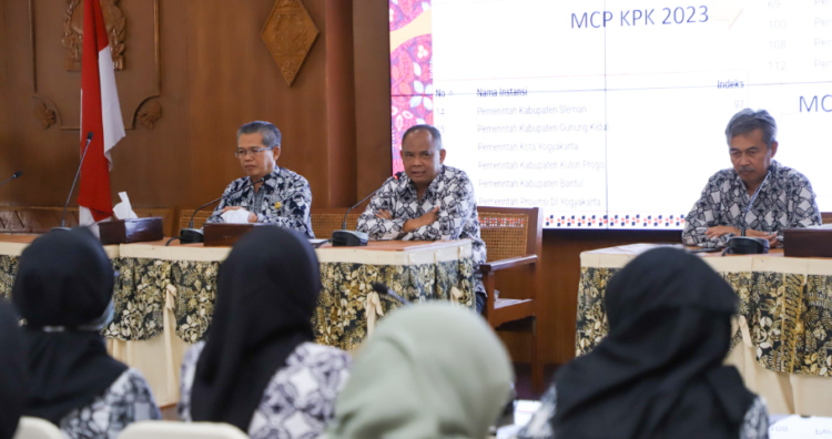 Bupati Sleman Harda Kiswaya memberikan arahan dalam Sosialisasi Anti Korupsi, Jumat (14/3/2025) di Aula Sekretariat Daerah Sleman.