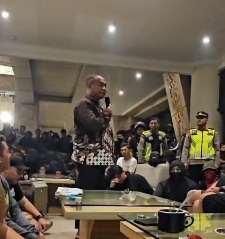 Bupati Sleman Harda Kiswaya menemui para Sleman Fans yang kecewa dengan hasil buruk PSS Sleman saat ini