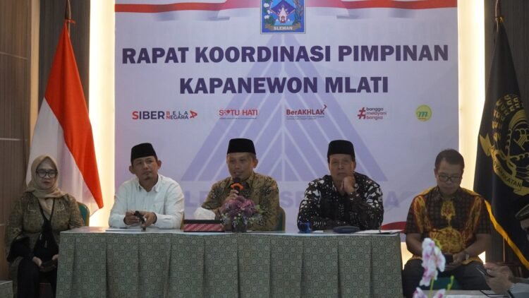 Wakil Ketua DPRD Sleman Hasto Karyantoro (tengah) memberi sambutan di Rakorpim Kapanewon Mlati
