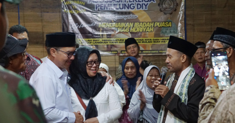 Wali Kota Yogyakarta Hasto Wardoyo bersama Ketua TP PKK Kota Yogyakarta Dwi Kisworo Setyowireni menghadiri buka bersama kelompok pemulung DIY