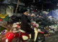 Wali Kota Yogyakarta Hasto Wardoyo meninjau depo sampah mengendarai motor