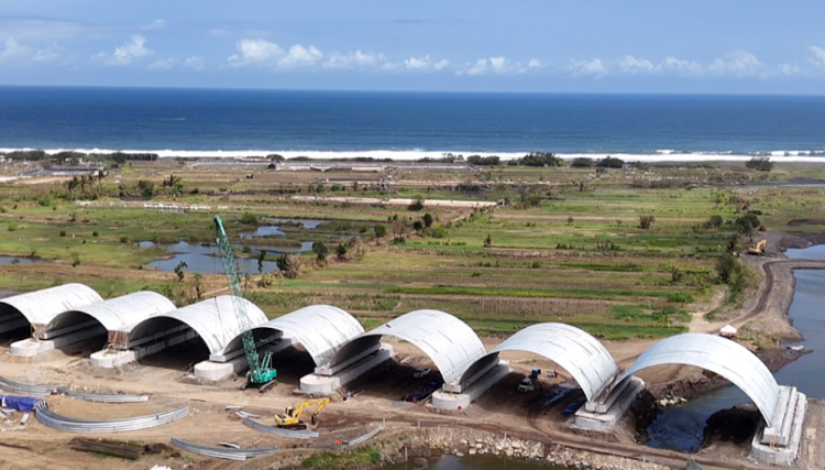 Proses pembangunan jembatan pandansimo-trisik Galur. Rencana bakal dibuka untuk lebaran tahun 2025 tapi belakangan dibatalkan berdasarkan hasil uji coba