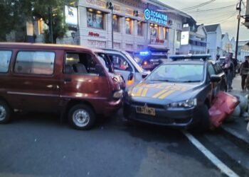 kecelakaan melibatkan tiga mobil di kawasan Malioboro. Satu unit mobil patroli polisi jadi korban