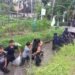 Kegiatan bersih sungai yang menjadi bagian dari bakti sosial yang digelar oleh Pagar Nusa DIY di Srandakan, Bantul, Sabtu (22/3/2025)