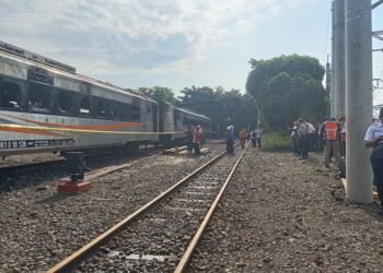 Penampakan satu diantara tiga gerbong kereta api eksekutif yang terbakarn saat parkir di Stasiun Tugu, Rabu (12/3/2025)