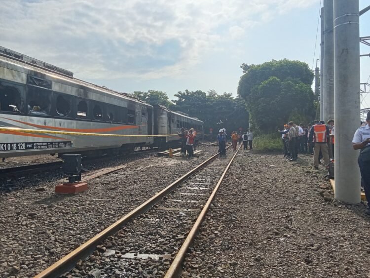Penampakan satu diantara tiga gerbong kereta api eksekutif yang terbakarn saat parkir di Stasiun Tugu, Rabu (12/3/2025)