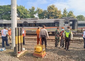 Satu diantara tiga gerbong kereta api eksekutif yang terbakar di Stasiun Tugu Yogyakarta