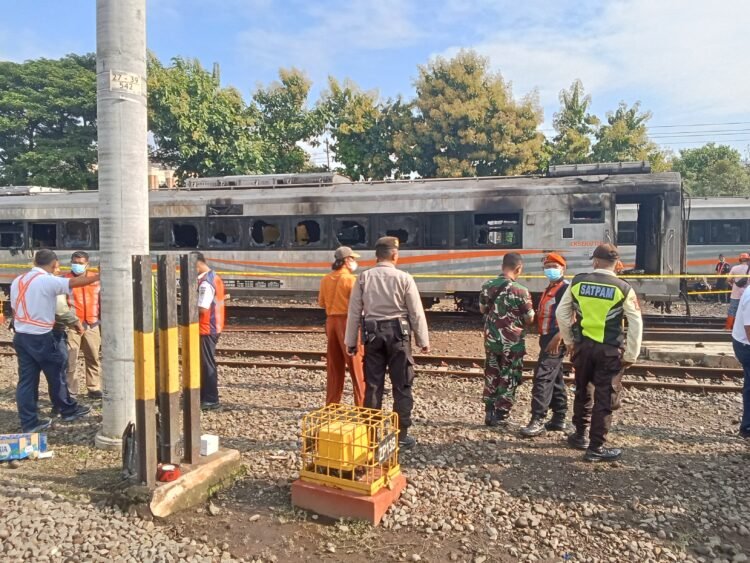 Satu diantara tiga gerbong kereta api eksekutif yang terbakar di Stasiun Tugu Yogyakarta