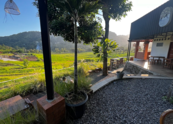 Satu diantara kafe dengan spot syahdu di Girimulyo yakni Marron Cafe