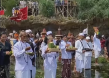 Upacara melasti jelang perayaan Nyepi di kawasan Pantai Ngobaran, Gunungkidul, Jumat (14/3/2025).