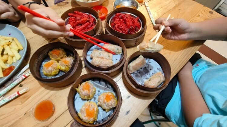 Menu di Depot Sintaka di kompleks Pasar Kranggan. Kuliner yang tak boleh dilewatkan ketika berkunjung ke Pasar Kranggan