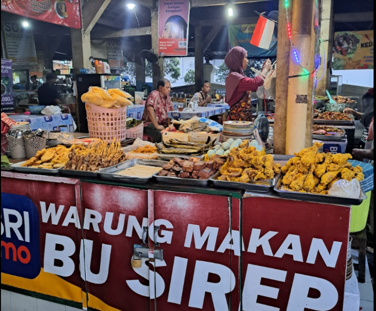 Warung nasi ramesan Bu Sirep satu diantara rekomendasi saat wisata kuliner di Pasar Ngasem