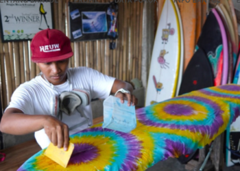 Pembuat papan selancar satu-satunya dan pertama di Jogja bernama Hauw Surf Board