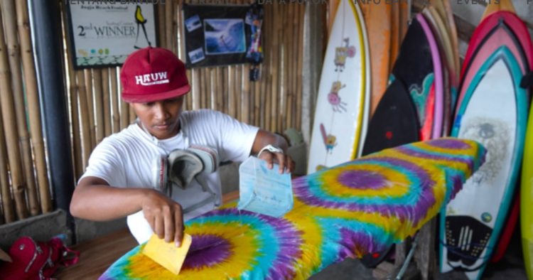 Pembuat papan selancar satu-satunya dan pertama di Jogja bernama Hauw Surf Board