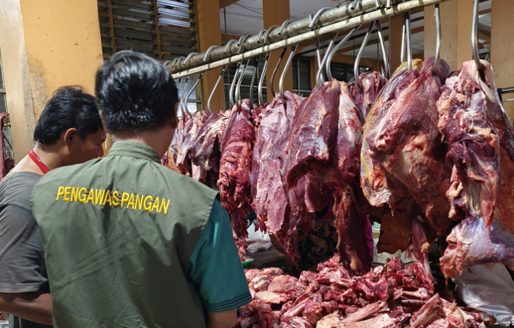 Pengawas pangan dari Pemkot Yogyakarta memantau kualitas daging di sejumlah pasar tradisional di Kota Yogyakarta.