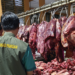 Pengawas pangan dari Pemkot Yogyakarta memantau kualitas daging di sejumlah pasar tradisional di Kota Yogyakarta.