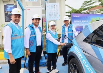 proses pengisian baterai kendaraan listrik di SPKLU Sumatera Selatan