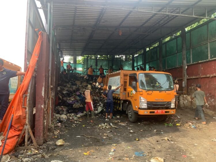 pengosongan sampah di Depo Jalan Brigjen Katamso