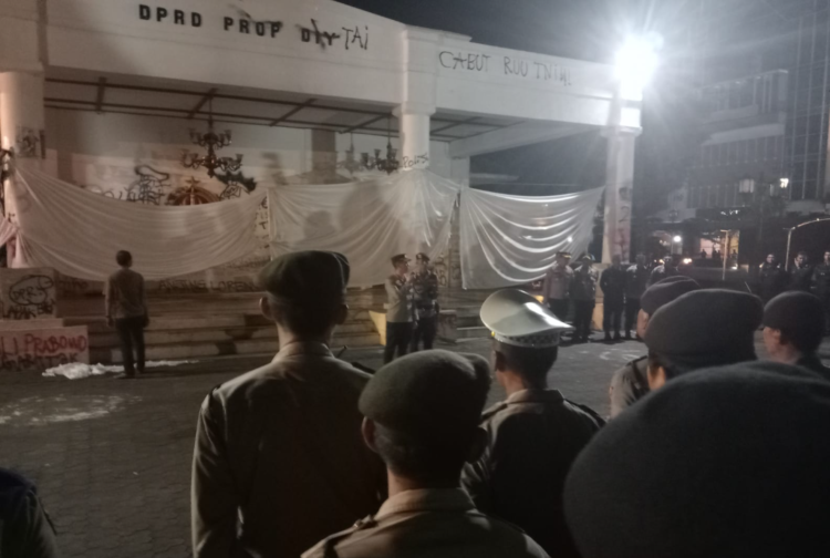 Penampakan Gedung DPRD DIY ditutup kain putih pascaterjadi kericuhan diwarnai aksi vandalisme