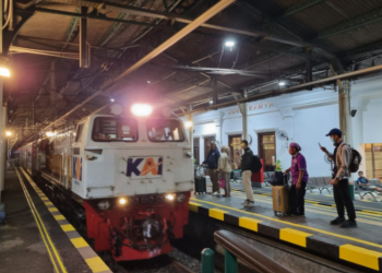 Penumpang memasuki kereta api dari stasiun Yogyakarta. [Dok. PT KAI]
