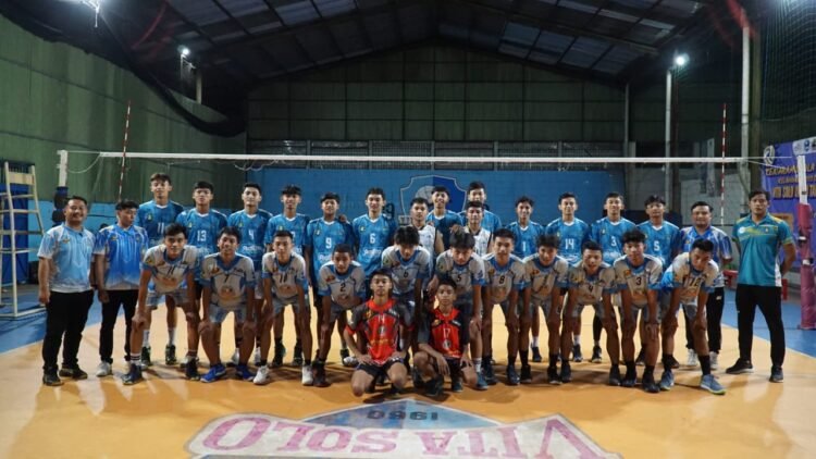 Para pemain Sleman United putra berfoto bersama tim Vita Solo usai menggelar laga persahabatan di Solo, Sabtu (22/3/2025)