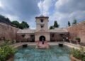 kompleks istana air bersejarah Taman Sari yang terletak tak jauh dari Kota Yogyakarta