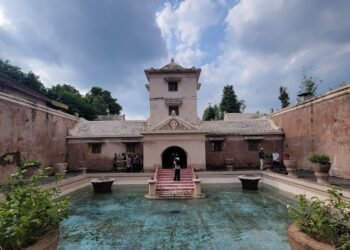 kompleks istana air bersejarah Taman Sari yang terletak tak jauh dari Kota Yogyakarta