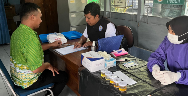 BNN menggelar tes urine kepada awak bus di Terminal Condongcatur