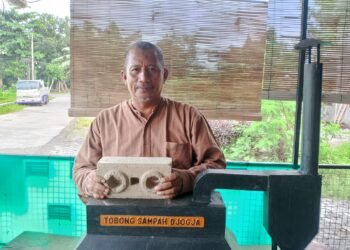 Danang Wahyu Wibowo dengan alat pengolah sampah inovasinya bernama Tobong Sampah Djogja