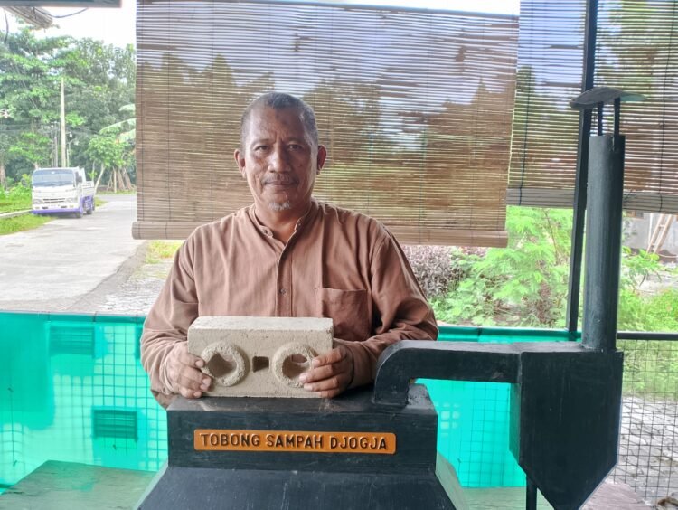 Danang Wahyu Wibowo dengan alat pengolah sampah inovasinya bernama Tobong Sampah Djogja