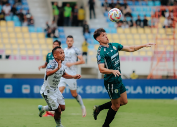 Gelandang PSS Sleman VIco Duarte saat berebut bola dengan pemain Bali United Irfan Jaya