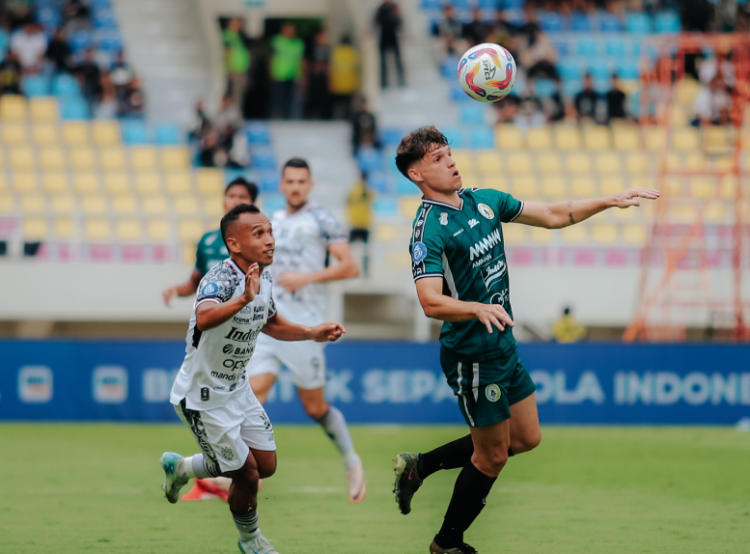 Gelandang PSS Sleman VIco Duarte saat berebut bola dengan pemain Bali United Irfan Jaya