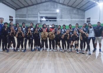 Foto bersama tim Sleman United (hitam) dan Vosda Kebumen (putih biru) usai berlaga di GOR Baratan, Pakem, Sleman, Jumat (14/3/2025) petang.