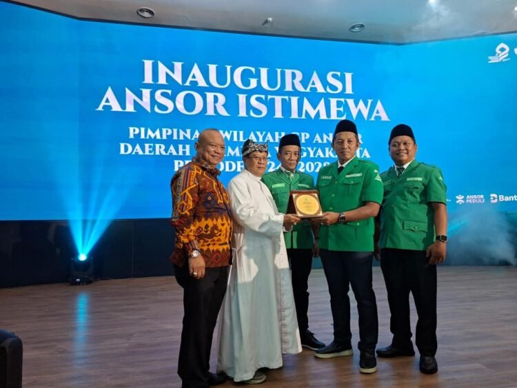 GP Ansor menyerahkan anugerah kemanusian untuk mendiang Paus Fransiskus yang diterima oleh Romo Fadjar Tedjo Soekarno, Sabtu (26/4/2025) di Kampus UNU Yogyakarta.